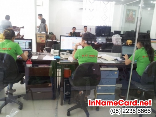Nhân viên tư vấn và hỗ trợ đặt in name card từ khách hàng tại Công ty In Name Card